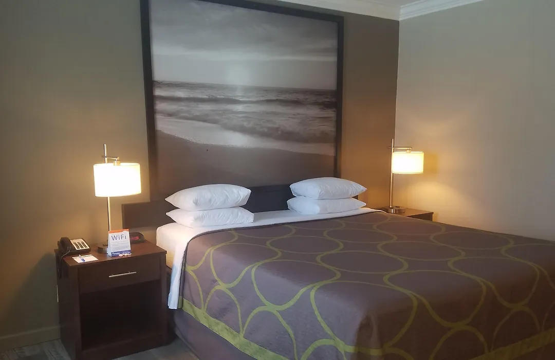 Super 8 By Wyndham Los Angeles-Culver City Area-1